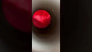 Рисунок красным фломастером под детским микроскопом