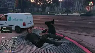 Lo sbido assieme al Green Amigo tentano un rapimento ma un'angioletto si immischia nella faccenda