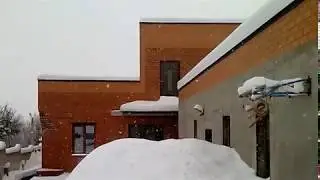 Обогрев водостока с крыши в действии.