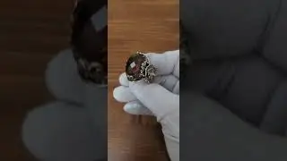 Серебряное кольцо с султанитом и львами по бокам