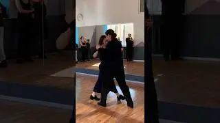 Крест с одного шага, выход в очо вперед. Аргентинское танго. 