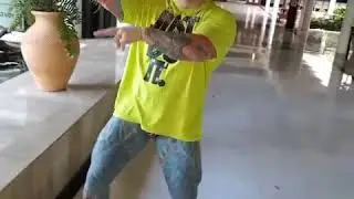 Александр Шпак танцует на Гаити