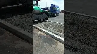 процесс укладки асфальта (тротуар)