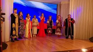 Гимн России - поют представители разных национальностей