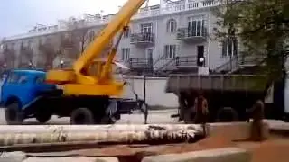Автокран КС 3577 за работой