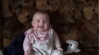 Малышка чихнула, улыбнулась и показала язык