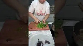 Обалденное ресторанное блюдо мясо со шпинатом#рек #вкусно #explore #food #мясо#shorts рецепт