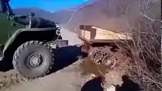 Урал пытался вытянуть застрявший почти намертво в грязи гусеничный транспорт