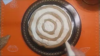 Торт шоколадный с двумя кремами, заварной кофейный и сливочный.