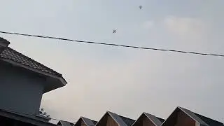 Ada Yang Rusuh Nih!! Layangan Di Langit Muter-muter Rusuh Nyari Musuh