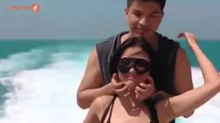 6 Selebriti Wanita yang Tetap Seksi dengan Payudara Mini