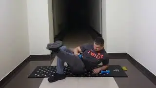Приведение ноги с гантелей лежа на полу