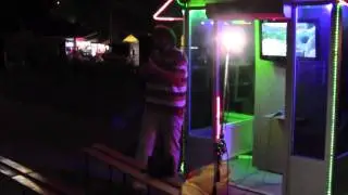 Дед Тото поет караоке.