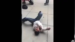 Il essaie un backflip en s'appuyant sur son pote