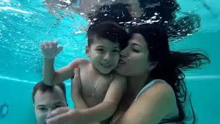 Семья под водой ныряет