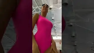 Наталья Лукша на съёмках в бассейне
