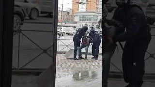 В Новосибирске копы жестко завинтили парня, со стихом украинского математика Константина Ольмезова.