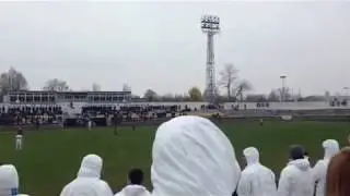 Едет пьяный фанат на выезд