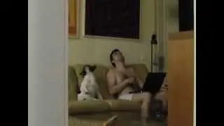 Жена тайком сняла видео, как муж танцует с собакой.Dog dancing hip hop on the couch ORIGINAL