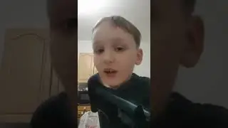 Андрюша пробует острую лапшу