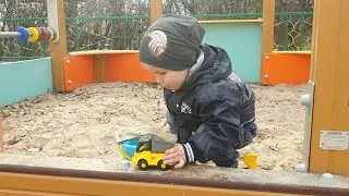 Артемка играет в песочнице