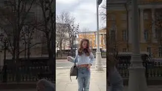 О боже, сколько ей лет, 12 ?Или щас девочки так выглядеть стали в свои 25?))