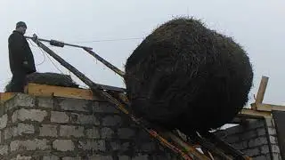Как мы поднимали солому на крышу