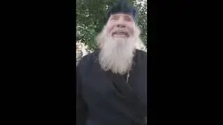 Мужчина в рясе хамит омичам на остановке
