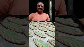Haciendo hojas de pan fino de canela