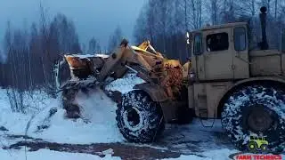 Кировец на расчистке складов от снега