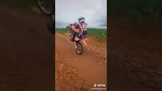 moto de trilha dando grau