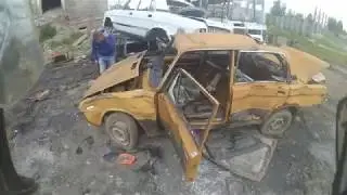 Заброшенные автомобили на территории заброшенного завода.
