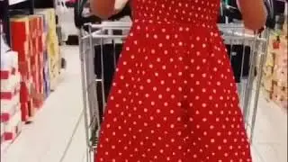 Что-то её беспокоит. Но какая попа!