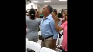 essa dança muito estranha na igreja