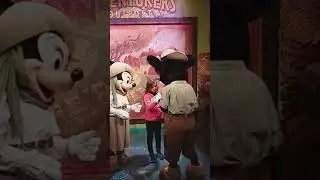 Foto com Minnie e Mickey