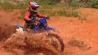 Atravessando a poça de lama e caindo de cabeça