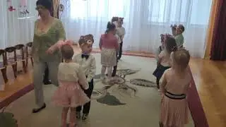 Праздник 8 марта в детском саду. Тимошке не нравится.