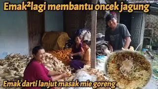 EMAK EMAK LAGI MEMBANTU MENGUPAS JAGUNG EMAK DARTI