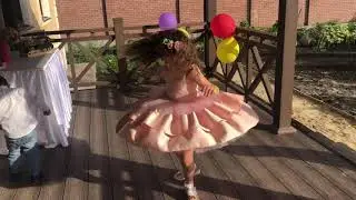 Платье нежно-розовое пышное.