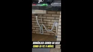 Gabinete com a hidráulica saindo da base