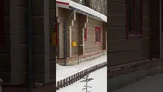 Снежная, русская зима,  красивый коттедж, и не менее красивые, яркие окна нашего производства.