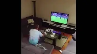 EMOSITINGGI I Lagi Asik Nonton TV, Gangguan Mistis Terjadi, Benar Kah ???