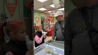 Вот так надо ходить в магазин😂Смотри скорее наш клип ЛЕТО 