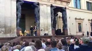 Православный Ванька по морю плывет
