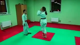Дети изучают одну из самых красивых техник айкидо. Тенчи наге.