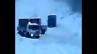 Камаз идёт под горку в гололёд! Водила профи!