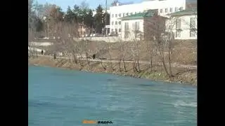 Канал  в центре . Чирчик .