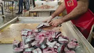 Cutting lionfish in the southern market