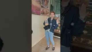 Девчонки в булочной