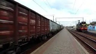 Электровоз ВЛ11в-652 с грузовым составом пролетает по 3му пути станции Изюм Южн.ж.д.
